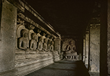 エローラ石窟第12洞窟　七仏坐像（インド）　1975年