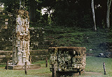 コパン遺跡　グラン・プラザ石碑Dと祭壇（ホンジュラス）　1989年
