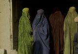 タシュクルガン　布地を買い求めるチャドルーの女たち　1977年