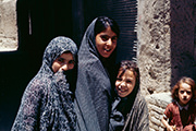 イラン　ザンジャーン　町並み少女たち　1977年